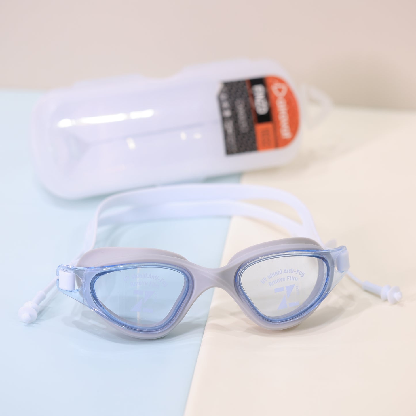 Swimming goggles with protective case