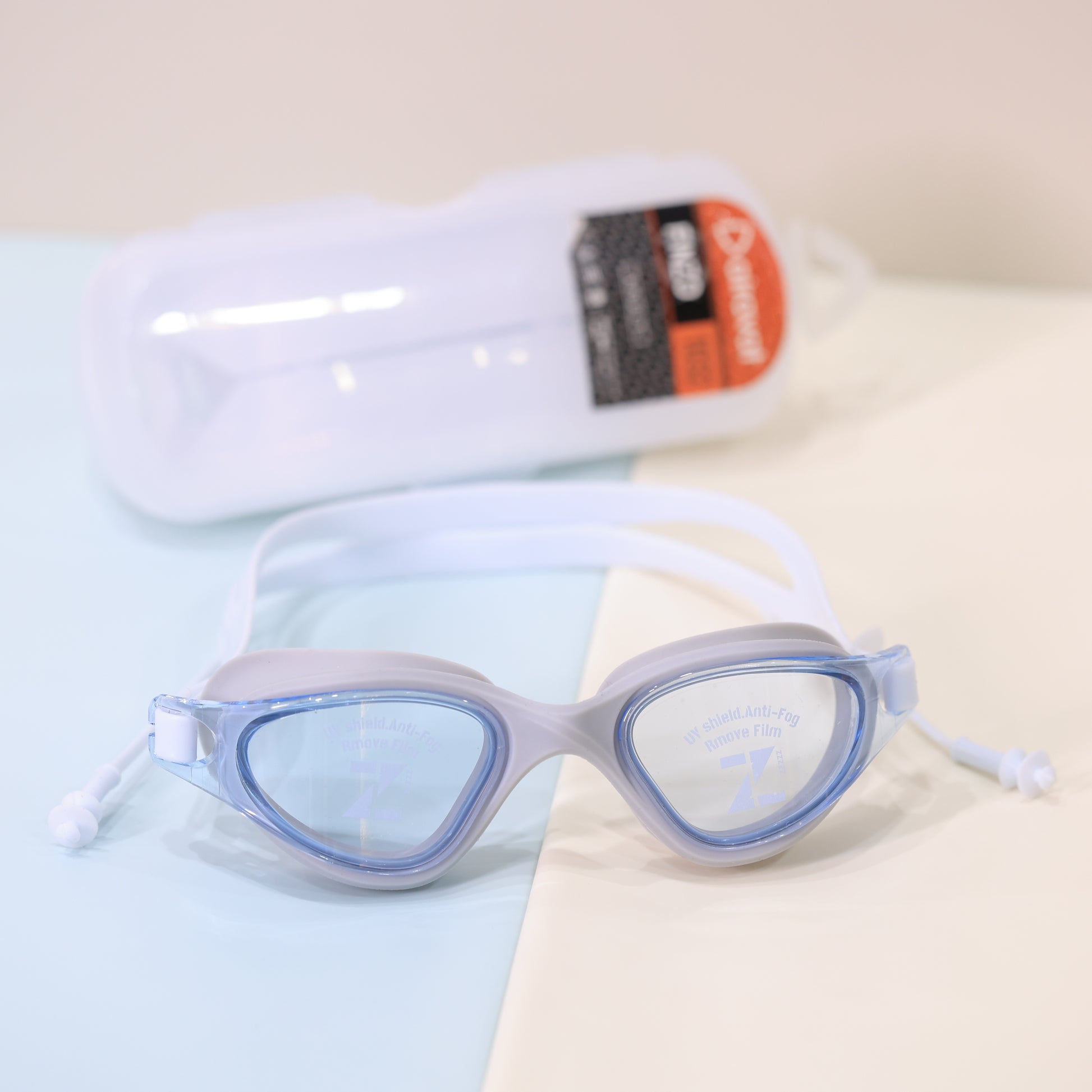 Swimming goggles with protective case