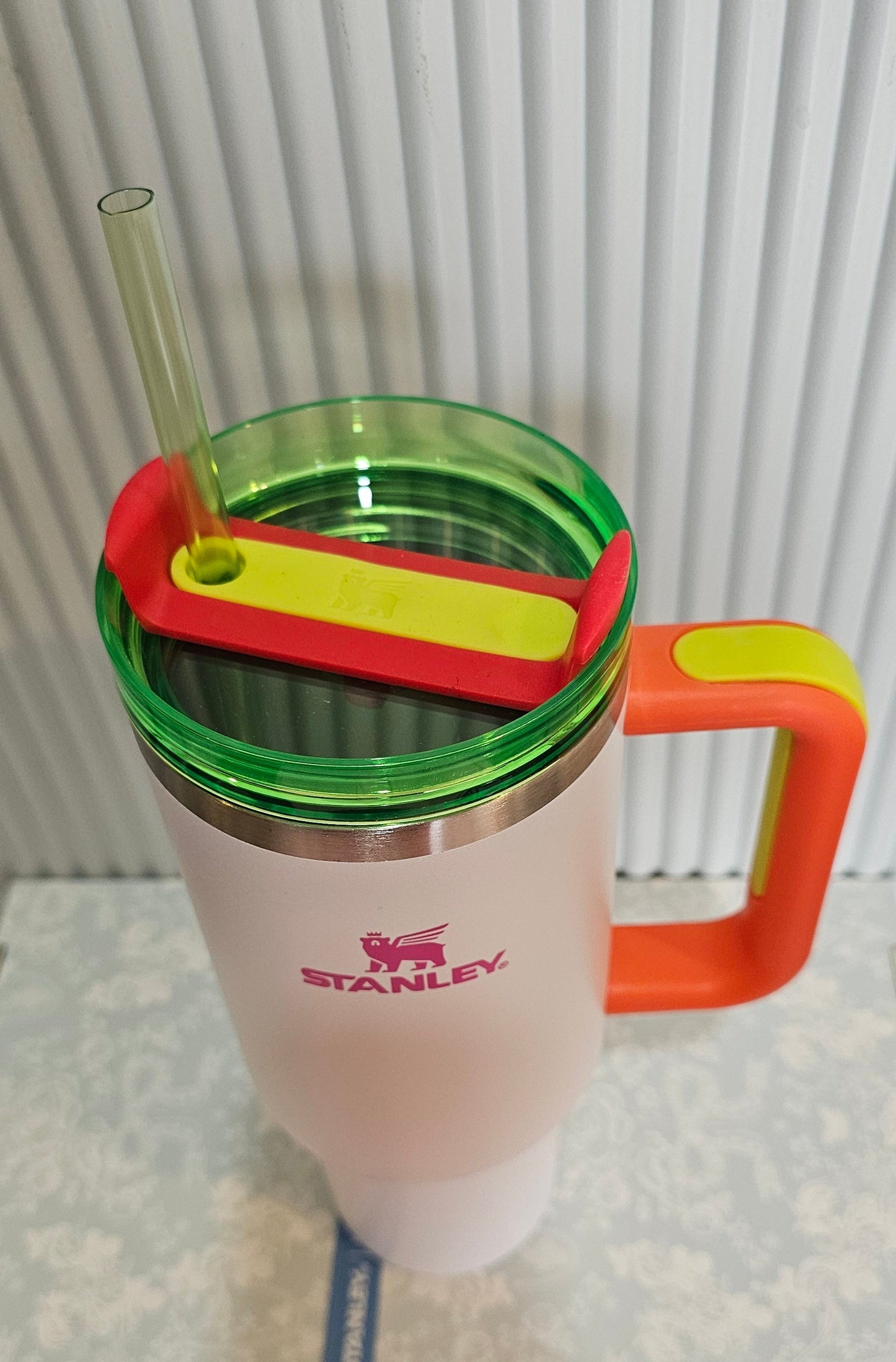 Stanley White Quencher Tumbler with Neon Handle | 40oz (1.18L) | Premium Edition