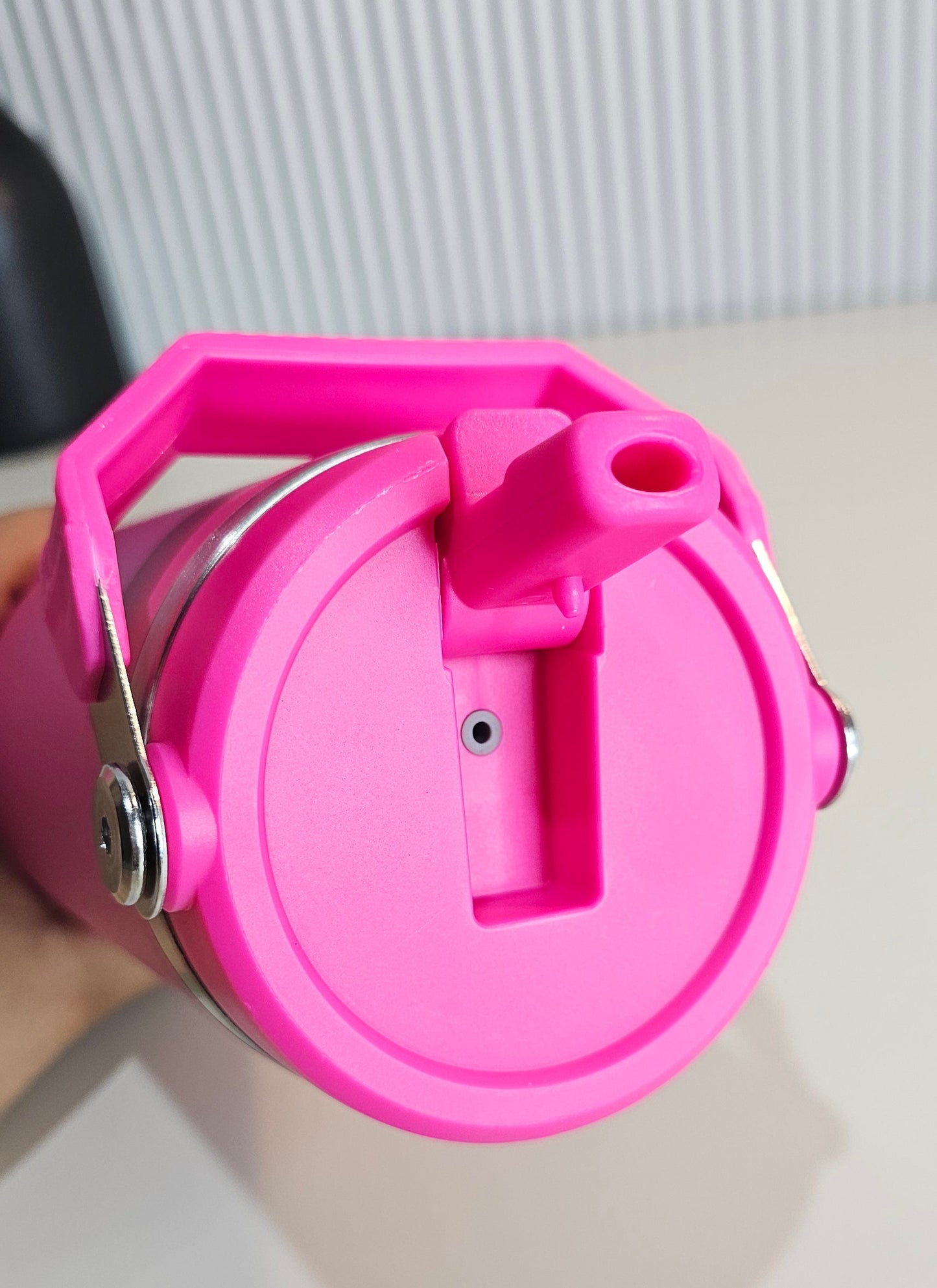 Stanley The IceFlow Flip Straw Tumbler.                                     [Rose Red] | .887ml | 30oz