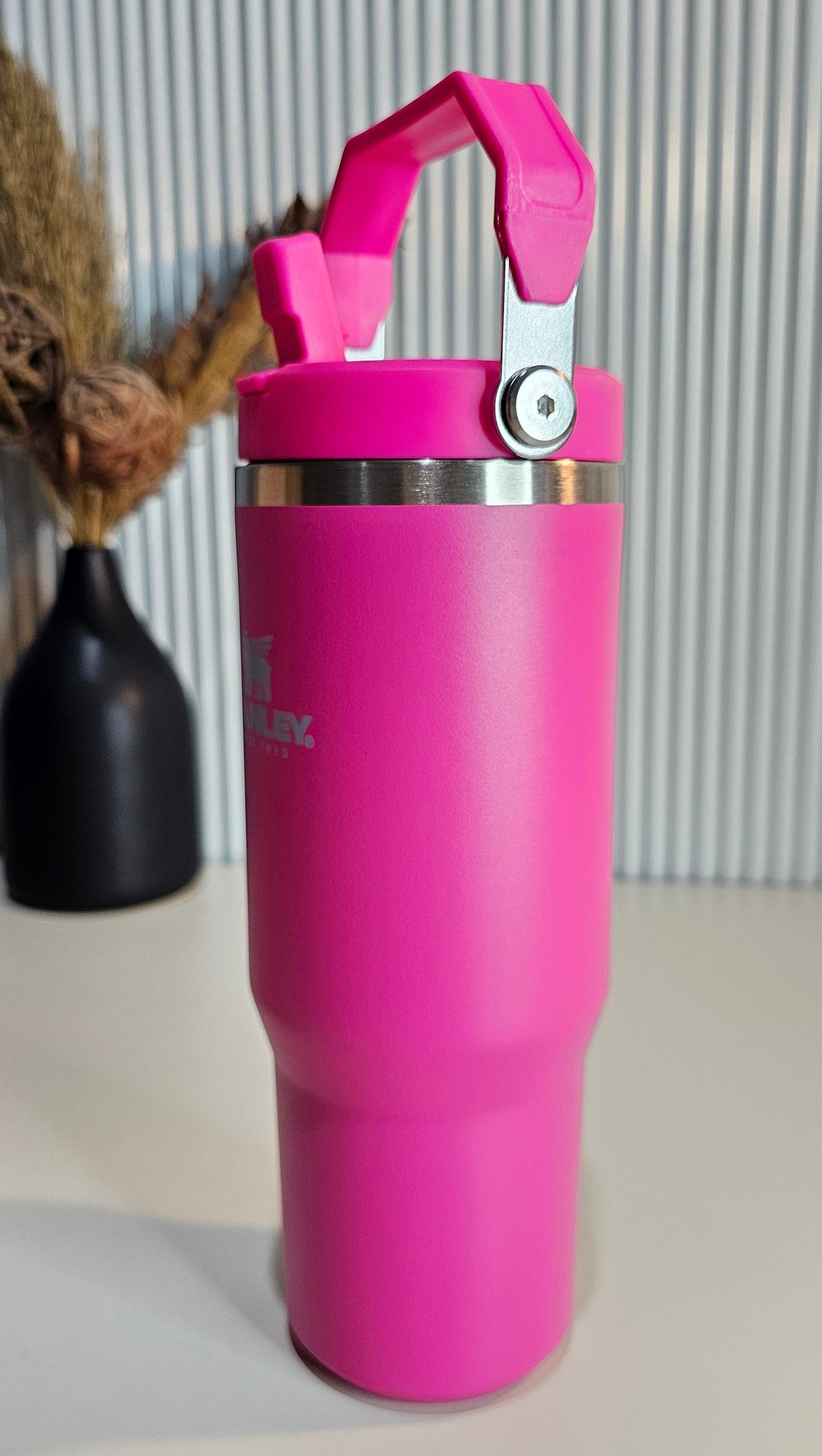 Stanley The IceFlow Flip Straw Tumbler.                                     [Rose Red] | .887ml | 30oz