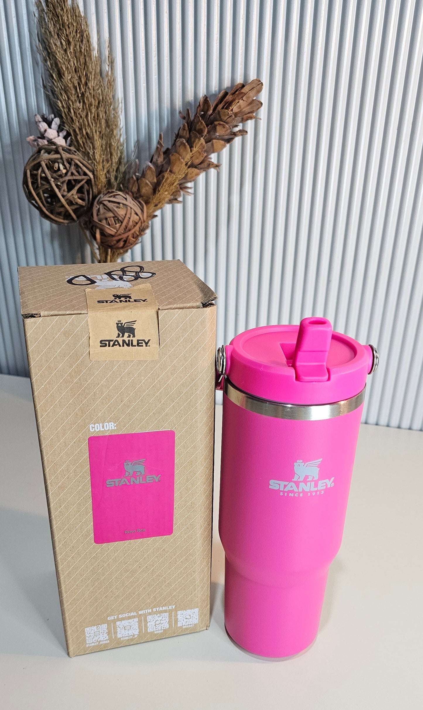 Stanley The IceFlow Flip Straw Tumbler.                                     [Rose Red] | .887ml | 30oz